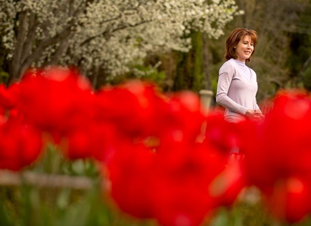 Rhonda Carano enjoys the tulip display. (Photo: Alvin Jornada) 